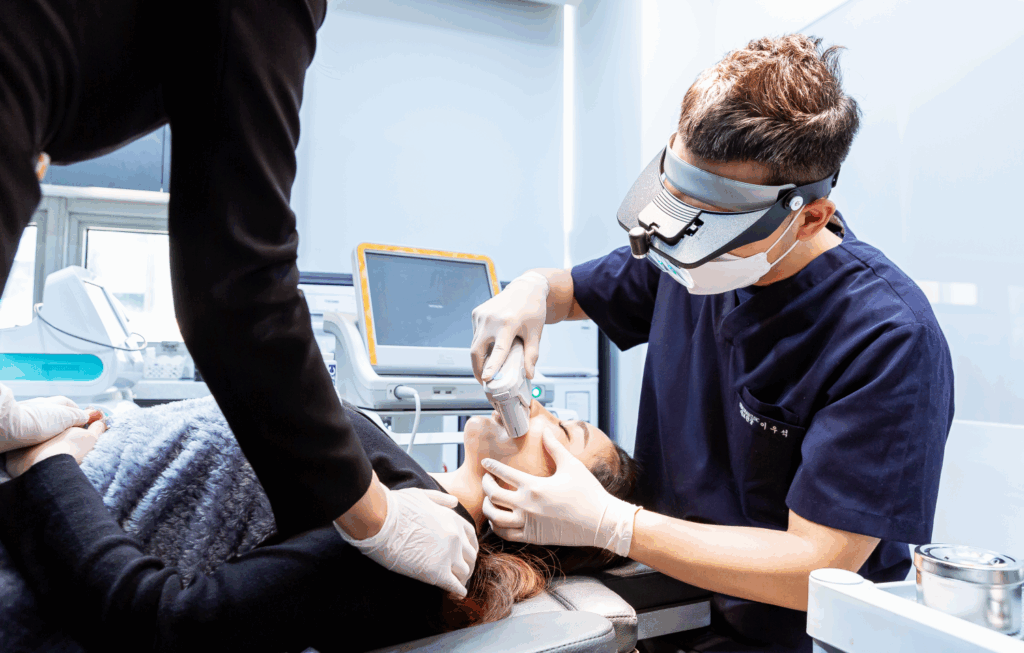 고양시 일산 리뉴앤영 대표원장 이우석이 실시간 초음파를 확인하며 울쎄라 시술을 진행하는 모습