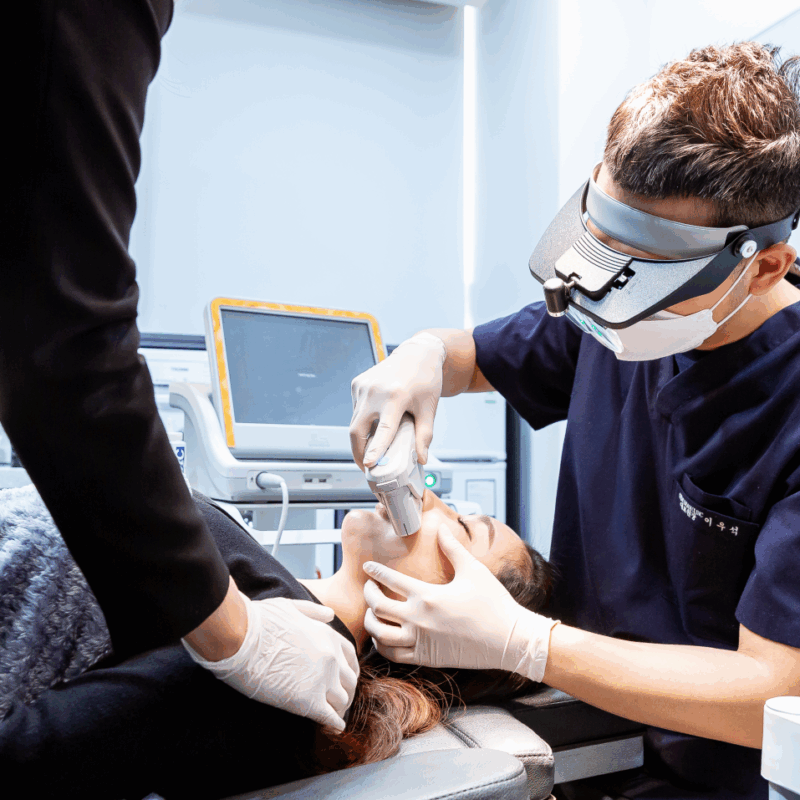 고양시 일산 리뉴앤영 대표원장 이우석이 실시간 초음파를 확인하며 울쎄라 시술을 진행하는 모습