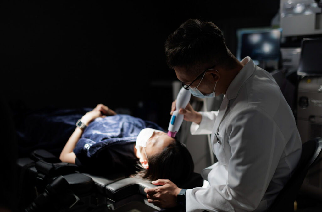 일산 피부과에서 대표원장이 울쎄라 써마지 리프팅 시술을 직접 진행하는 모습