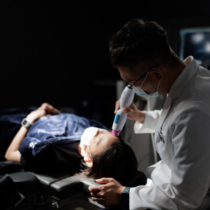 일산 피부과에서 대표원장이 울쎄라 써마지 리프팅 시술을 직접 진행하는 모습