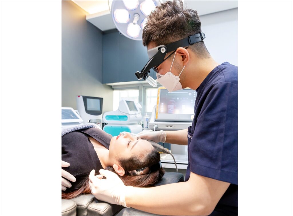 일산 리뉴앤영 대표원장이 울쎄라 시술을 진행하는 모습